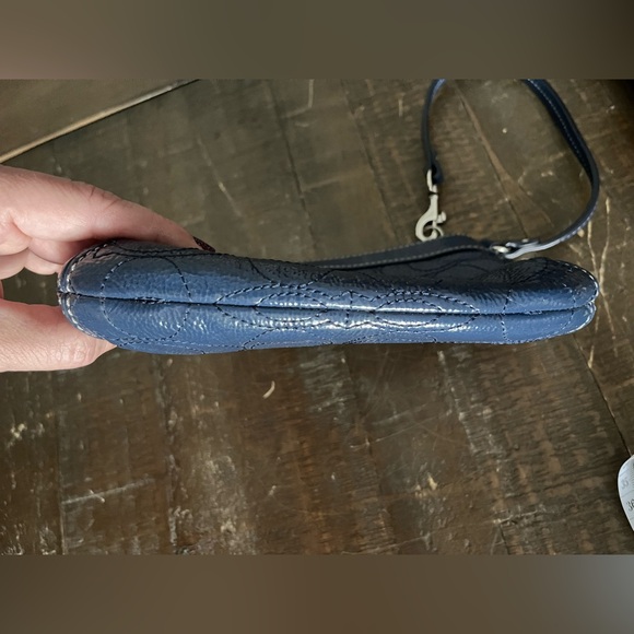 Coach patent leather wristlet - Picture 5 of 9